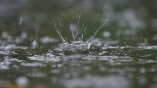 水面上的雨滴水滴飞溅慢动作