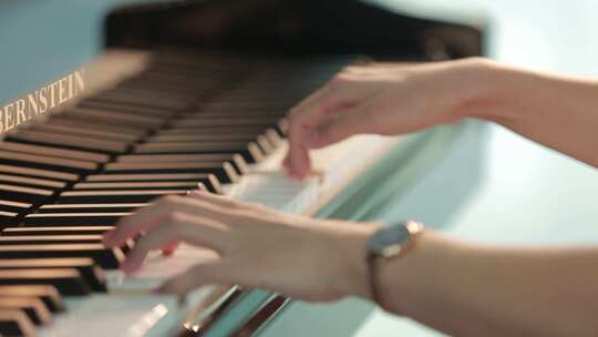 弹钢琴女孩视频素材模板下载