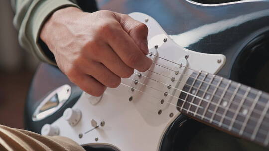 吉他手弹吉他的特写镜头视频素材模板下载
