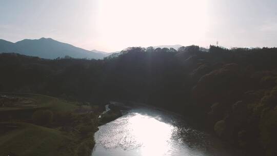 航拍早晨的山川河流景色