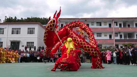 广场上的舞龙表演