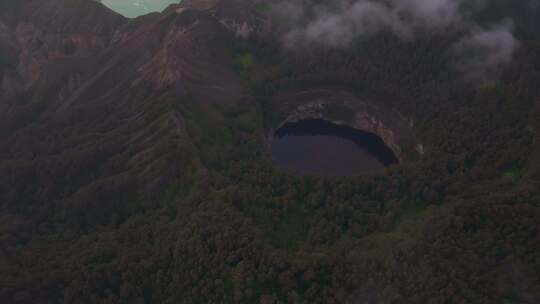 鸟瞰火山口湖，克里穆图，弗洛雷斯，印度尼