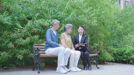 微笑服务 为老人讲解服务 客户讲解