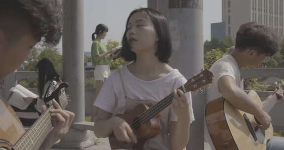大学生户外弹奏吉他尤克里里