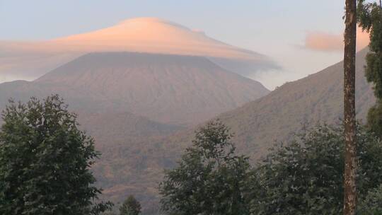 火山链顶端形成了奇怪的云