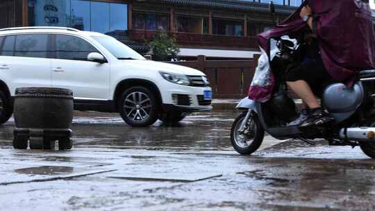 雨水滴答的城市街道升格