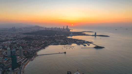 青岛海滨城市夕阳下的城市风光