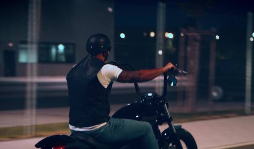 男人在街道上骑摩托车