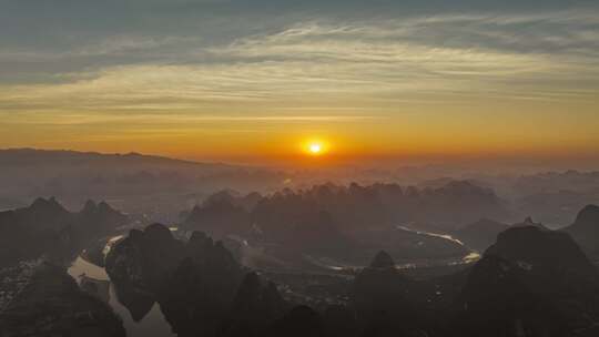 日出时分的喀斯特地貌群山鸟瞰全景