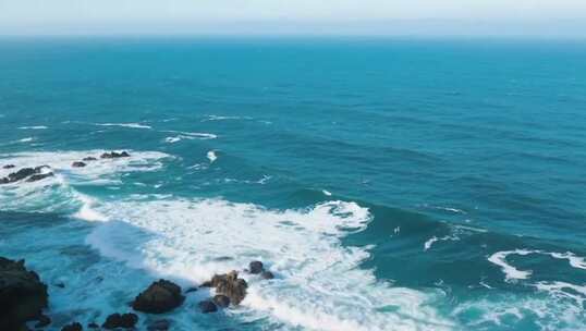 俯瞰海浪拍打礁石的海洋景观