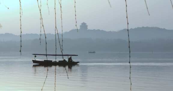 冬季西湖清晨湖面晨雾空