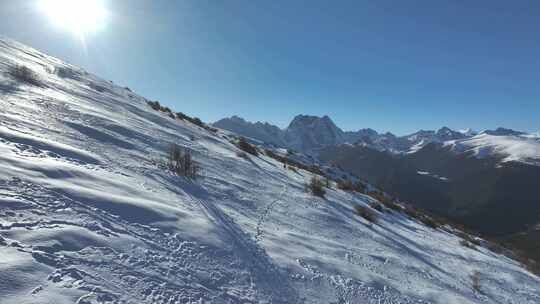 实拍登雪山画面