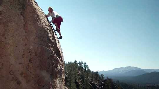强壮的攀岩者爬石头爬山极限运动危险爱好