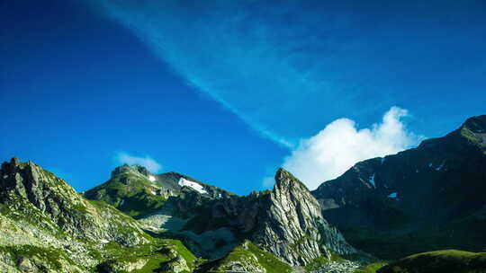瑞士阿尔卑斯山大圣伯纳德山口雪峰滑雪延时视频素材模板下载