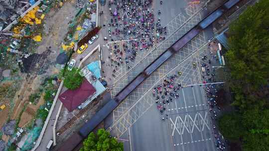 宁芜铁路铁路 路口车辆 有序等待通行