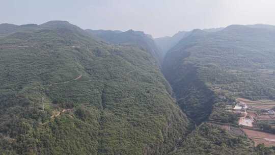 巍峨大山山谷航拍