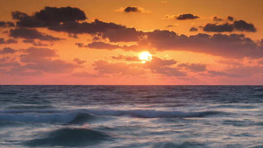 海洋上的太阳升起的延时摄像视频素材模板下载