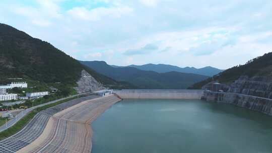 航拍厦门抽水蓄能电站上下水库与山顶风电场