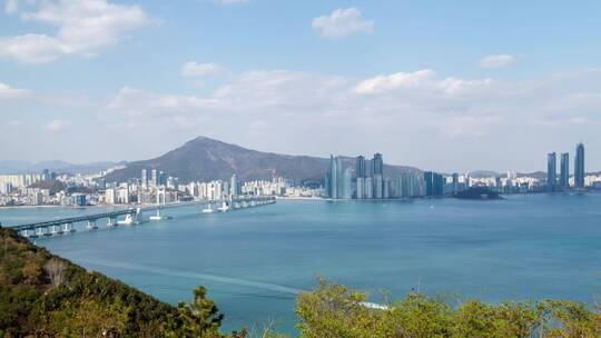 背景中的海洋和釜山市