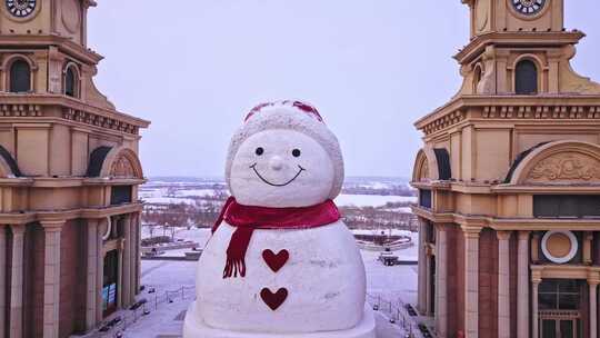 东北黑龙江哈尔滨广场雪人画面从近到远航拍