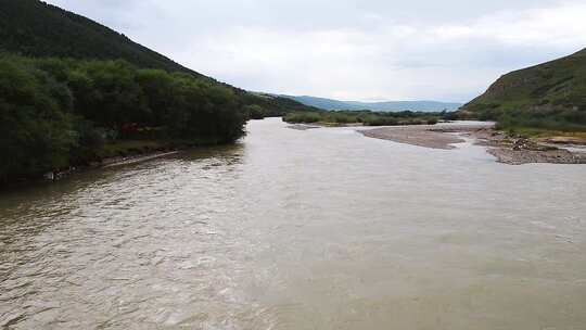 高原上的河边水流