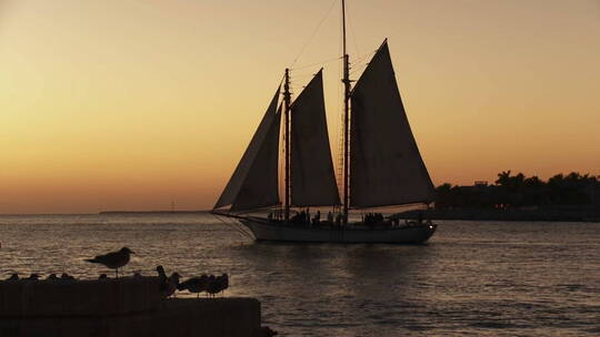 日落时分一艘美丽的帆船
