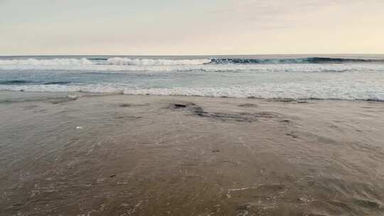 海浪溅到岸边的特写视频