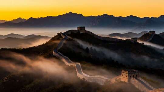 晨曦中的蜿蜒长城云海日出壮丽景色