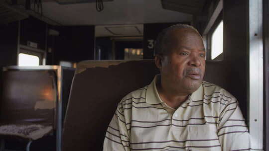 非洲坦桑尼亚火车上欣赏风景的乘客