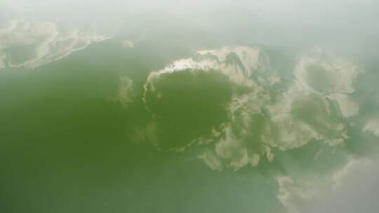 俯视湖面倒映云朵视频素材模板下载