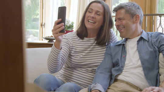 中年夫妇使用智能手机进行视频通话