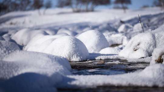 高清实拍雪地中流淌的小河流水