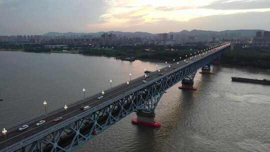 傍晚航拍南京长江大桥