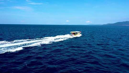 国外大海印尼美娜多潜水胜地快艇在海面航拍