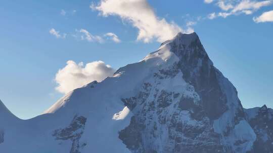 航拍四川甘孜贡嘎山卫峰爱德嘉峰雪山风光