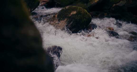 山间清澈的溪流