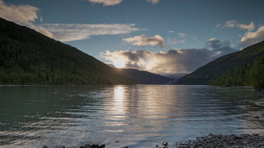 挪威湖的美丽日落