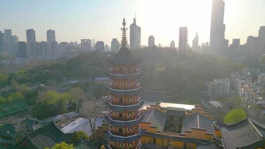 南京玄武区玄武湖古鸡鸣寺游客观赏樱花人流