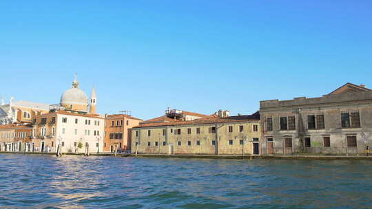 游览威尼斯，观赏大运河和古建筑，水上游览