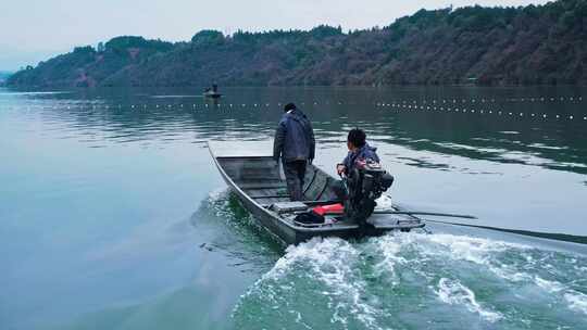 江西修水宁静湖面上的小船自然风光