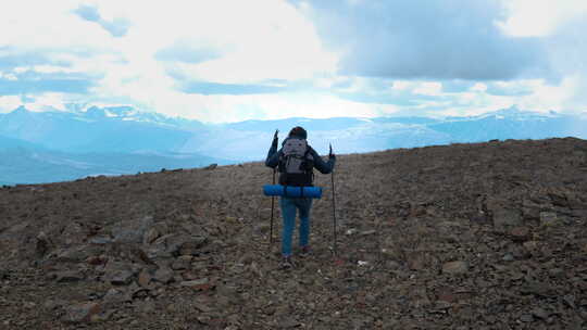 攀登山顶的女旅行者