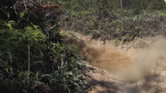 越野摩托车山地沙石路上坡轮胎打滑甩沙升格