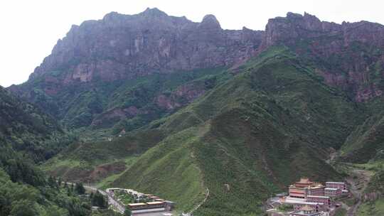 青海海东市化隆县雄先乡岗山堪达寺航拍