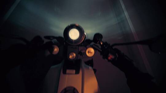 夜晚骑行的摩托车手视频素材模板下载
