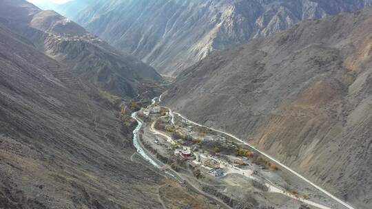 西藏察隅县淳朴的古拉乡则巴村群山环绕