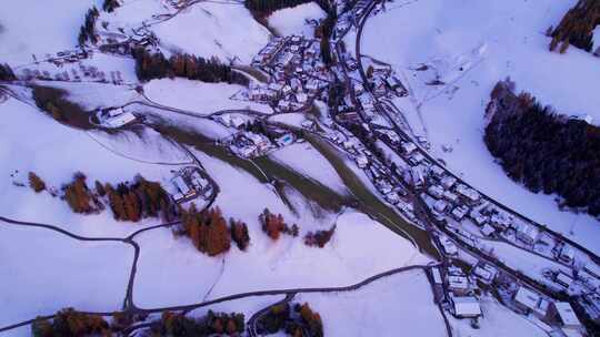 冬季日落时，意大利南蒂罗尔多洛米蒂山谷的拉努伊村