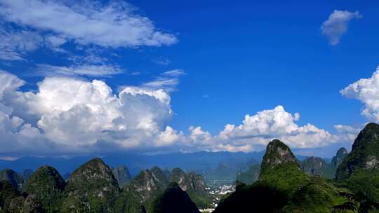 蓝天白云下的桂林山水延时拍摄