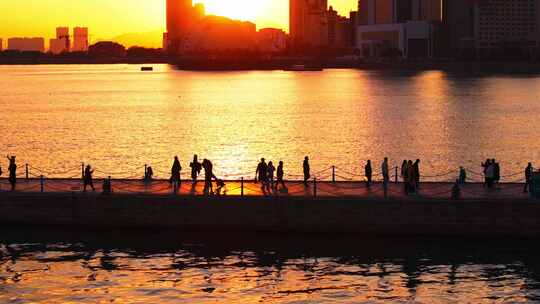 4K航拍青岛栈桥城市夕阳剪影