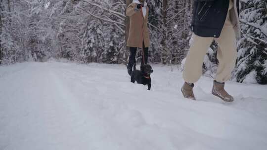 情侣在冬雪中奔跑