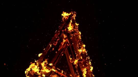 夜晚篝火在燃烧视频素材模板下载